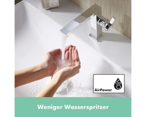 Wasserhahn im Badezimmer mit Händen unter dem Wasserstrahl und AirPower Symbol