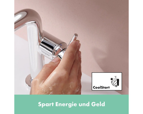 Hansgrohe Logo. Person bedient Wasserhahn mit CoolStart Funktion für energiesparendes Warmwasser