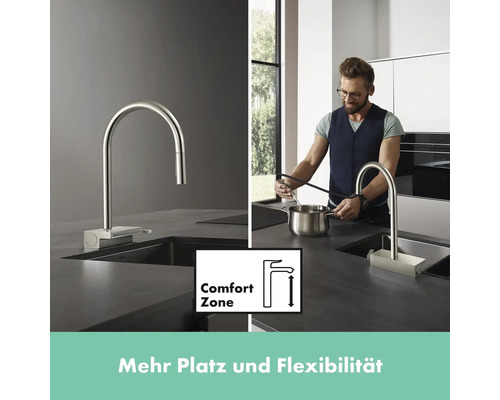 Küchenszene mit Spültischarmatur, ComfortZone Symbol und Mann der einen Topf befüllt.