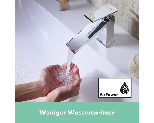 Person wäscht die Hände unter einem Wasserhahn von Hansgrohe mit AirPower Technologie.