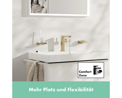 Waschtisch mit goldfarbener Armatur, Seifenschale und Zahnputzbecherhalter