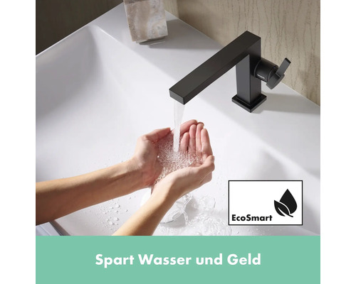 Eine Person wäscht sich die Hände unter einem schwarzen Waschtischmischer mit EcoSmart-Logo.
