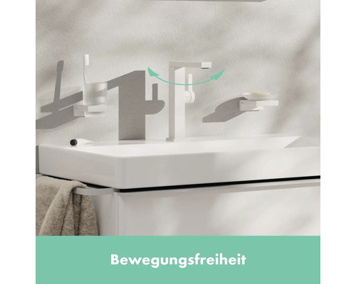 Waschbecken mit Armatur, Seifenschale und Zahnbürstenhalter im Badezimmer