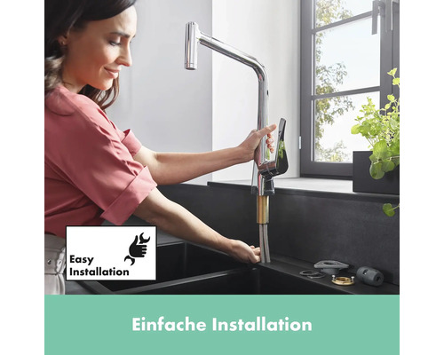 Frau installiert einen Küchenarmatur am Spülbecken