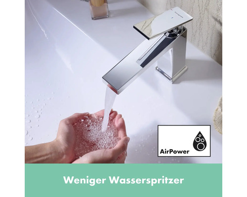 Glänzender Wasserhahn über einem Waschbecken mit Wasser in den Händen und AirPower Symbol