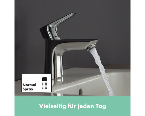 Glänzender Wasserhahn mit Normalstrahlfunktion auf Waschbecken