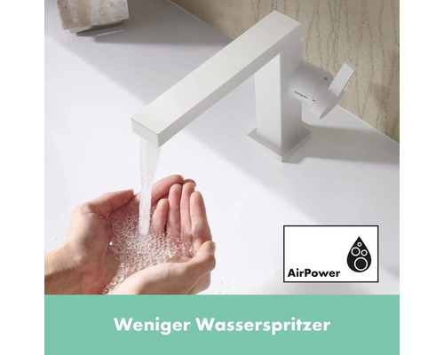 Weißer Wasserhahn mit laufendem Wasser in Händen