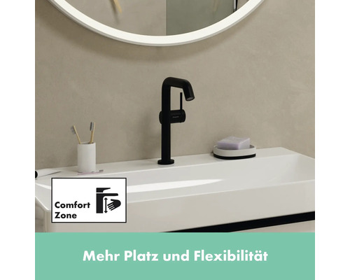 Waschbecken mit schwarzer Armatur und Komfort-Zone-Symbol