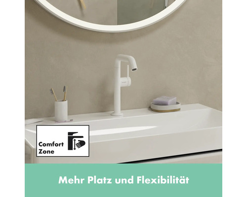 Waschbecken mit weißer Armatur im Badezimmer.