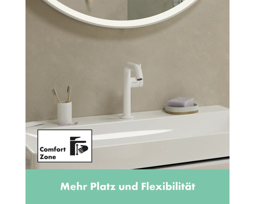 Badezimmer Waschbecken mit Armatur, Seife, Zahnbürsten und Comfort Zone Symbol für mehr Platz und Flexibilität