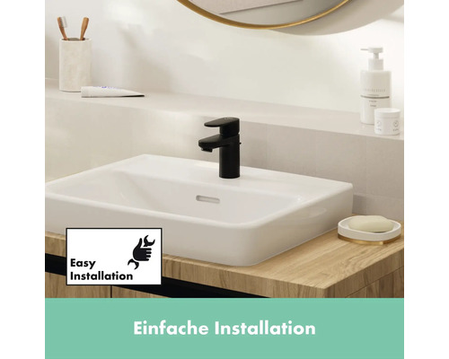 Badezimmerwaschtisch mit schwarzer Armatur und Hinweisschild einfache Installation