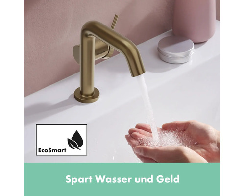 Goldfarbene Armatur mit EcoSmart Funktion und fließendem Wasser
