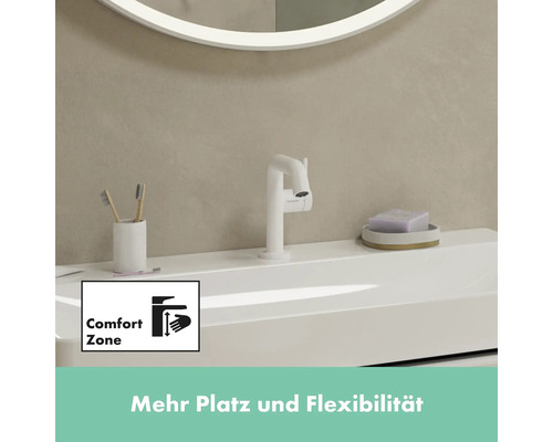 Badezimmerwaschtisch mit Armatur und Komfortzone für mehr Bewegungsfreiheit