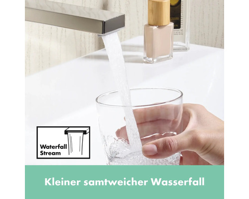 Wasserhahn mit Wasserfallstrahl füllt ein Glas mit Wasser