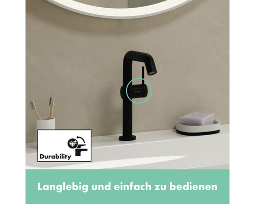 Schwarzer Waschtischmischer auf einem Waschbecken mit dem Symbol für Langlebigkeit.