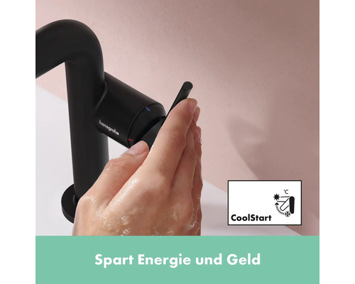 Hansgrohe Logo. Eine Hand wäscht sich unter einem schwarzen Wasserhahn mit CoolStart Funktion.