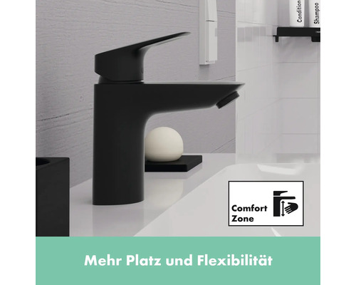 Schwarzer Waschtischmischer im Badezimmer mit Komfortzonen-Symbol für mehr Platz und Flexibilität.