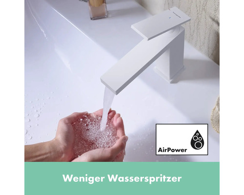 Aufnahme eines Waschbeckens mit laufendem Wasserhahn und der Aufschrift Weniger Wasserspritzer