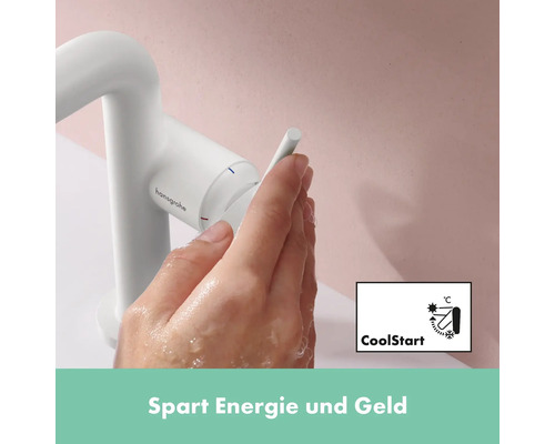 Hand betätigt Wasserhahn mit CoolStart Funktion von Hansgrohe