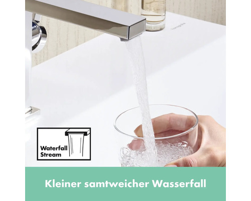 Wasserhahn mit Wasserfallstrahl füllt ein Glas