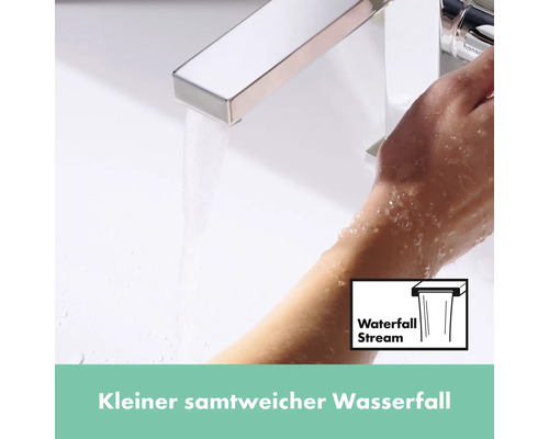 Wasserhahn mit Wasserfallstrahl und Hand unter dem Wasser