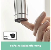 Nahaufnahme einer Hand, die Kalk von einem Wasserhahn entfernt, mit dem Symbol für schnelle Reinigung