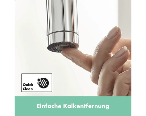 Nahaufnahme einer Hand, die Kalk von einem Wasserhahn entfernt, mit dem Symbol für schnelle Reinigung