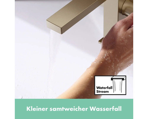 Wasserhahn mit Wasserfallstrahl und Hand unter dem Wasser