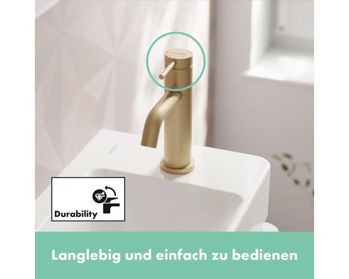 Goldfarbene Armatur auf einem Waschbecken mit Symbol für Haltbarkeit