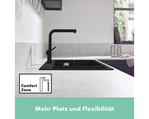 Schwarzes Spülbecken mit Wasserhahn in moderner Küche