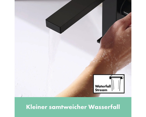 Wasserhahn mit Wasserfallstrahl und Hand unter dem Wasser
