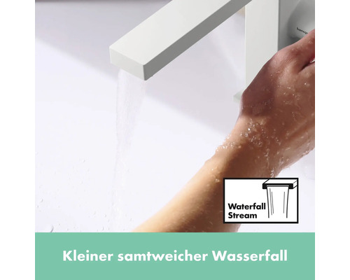 Wasserhahn mit Wasserfallstrahl und Hand unter dem Wasser