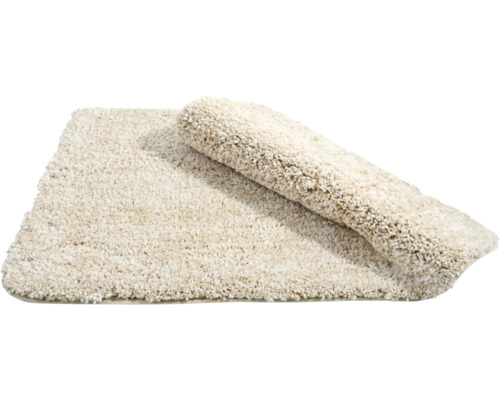 Beige Badematte aus Textil teilweise aufgerollt