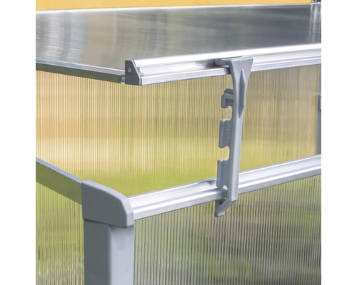 Detailansicht eines Gewächshauses mit Polycarbonatplatten und Aluminiumrahmen.