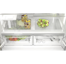 Innenansicht eines Kühlschranks mit VitaFresh Frischesystem und verschiedenen Lebensmitteln.