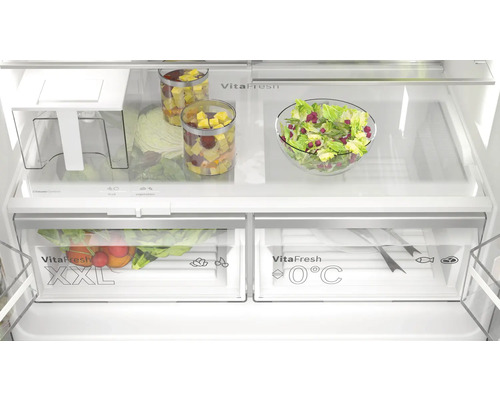 Innenansicht eines Kühlschranks mit VitaFresh Frischesystem und verschiedenen Lebensmitteln.