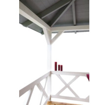 Vue détaillée d''un pavillon en bois blanc avec rambarde et bougies