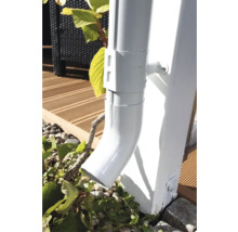 Detailansicht einer montierten Dachrinnenanlage aus Kunststoff an einem Haus