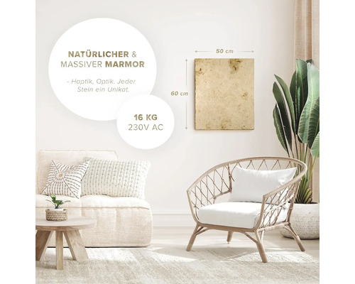 Wohnraum mit einem 60 mal 50 Zentimeter großen Marmorbild an der Wand, einem Sofa und einem Sessel