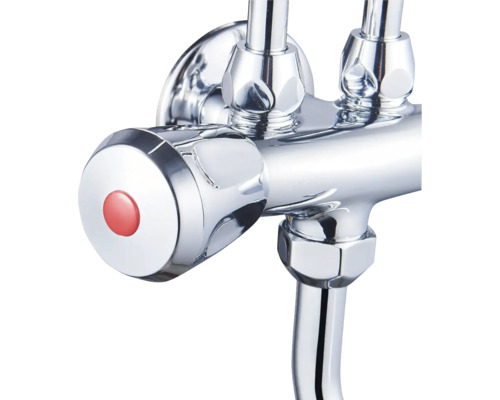 Detailansicht einer verchromten Armatur mit roter Markierung
