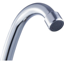 Verchromter Wasserhahn Auslauf
