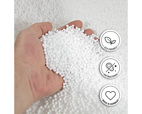 Poignée de matériau de remplissage en polystyrène avec les labels : respectueux de l’environnement, antibactérien et fabriqué en Allemagne