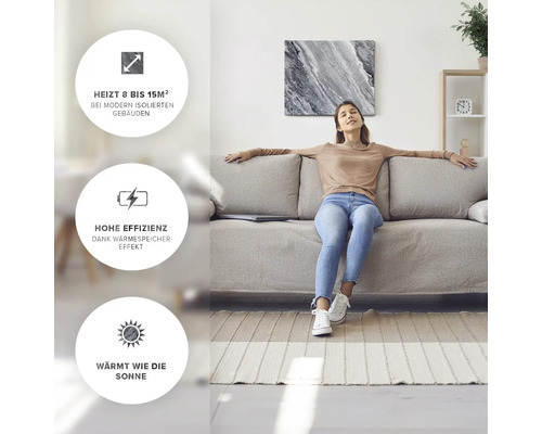 Frau entspannt auf Sofa vor Infrarotheizung mit Leistungsbeschreibung