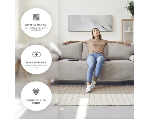 Salon avec femme assise sur un canapé devant un panneau rayonnant mural