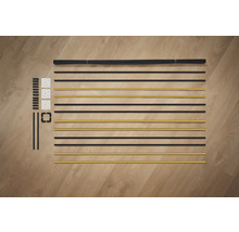 Pièces détachées d''une étagère sur un plancher en bois.