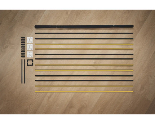 Pièces détachées d''une étagère sur un plancher en bois.