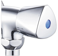 Gros plan d''un robinet chromé avec un marquage bleu