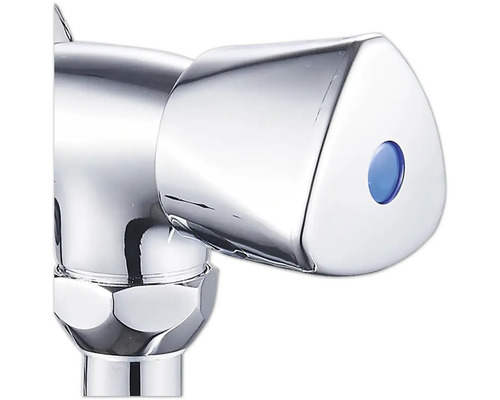 Gros plan d''un robinet chromé avec un marquage bleu