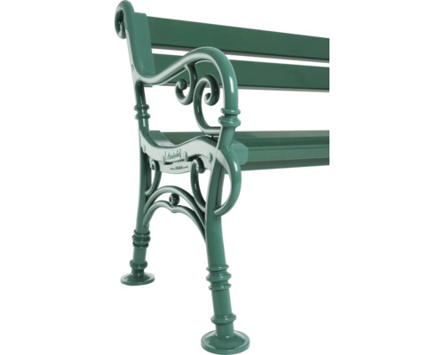 Vue détaillée d''un banc de jardin en métal avec accoudoirs incurvés et le logo du fabricant.