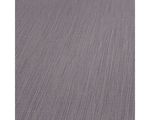 Detailansicht einer grauen Vliestapete mit feiner Struktur